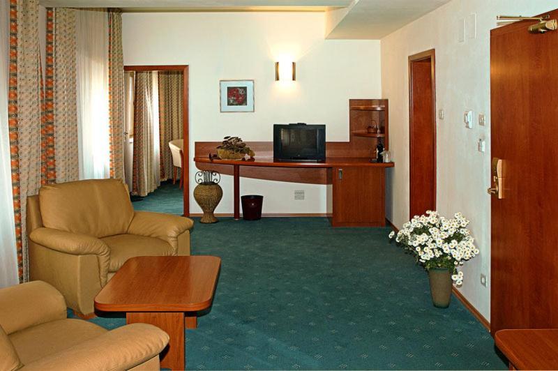 Hotel Irisa Bukarest Zimmer foto